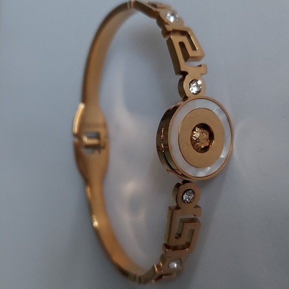 Luxury design Gold Tone Bangle - Picture 3 of 12